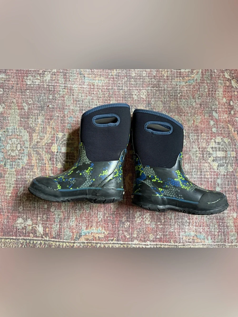 Bogs Classic axel Black blue and Green patterned size 1 winter boots